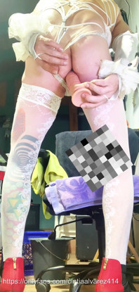 Transeksüel beyaz çorap anal dildo sokuyor