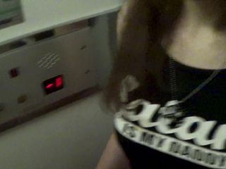 Dollscult: Deze keer werden we betrapt op neuken in de lift!