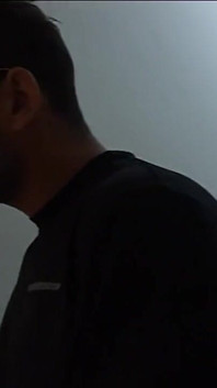 Drzé dívky svádějí starší muže na tajná sexuální setkání.