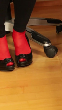 Peeptoe Dangling Dalam Stoking Merah & Bingkap Hitam