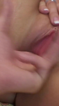 Une superbe blonde excitée aux seins parfaits et à l'envie de bite se fait baiser sa chatte chaude et mouillée