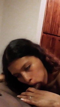 kaamuk khoobsoorat mera land choosti hai aur use drool se bhar deti hai taaki main uske munh men aa sakoon