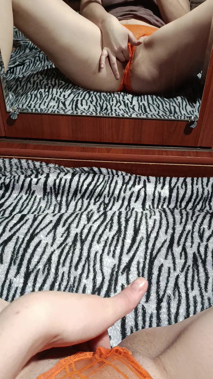 OniSoi: आईने के सामने घर का बना हस्तमैथुन बिना उसकी पैंटी उतारे