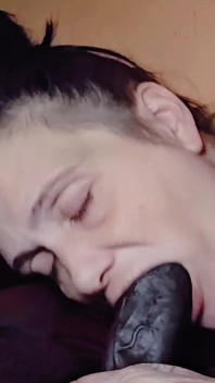 大黑屌被孤独的继母抽插，她给了惊人的口交