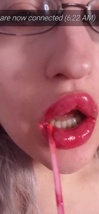 Gloss di rossetto rosso è seducente