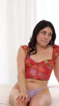 Une latina naturelle jouit encore et encore