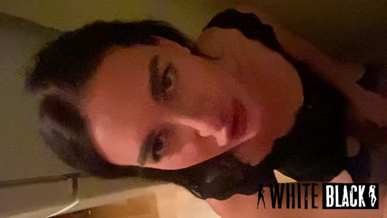 WhiteBlack: Une amie obéissante à la gorge profonde se fait sodomiser