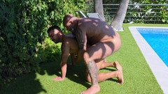 Charlie Ferreira: Havuz kenarında ham ırk - sakallı ayı adam ve charlie ferreira