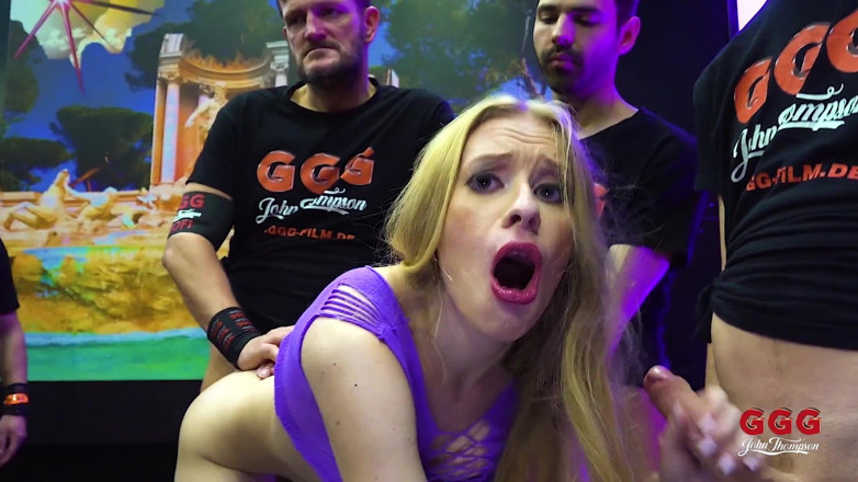 GGG John Thompson: Nikki Riddle la bionda magra in calze a rete fa...