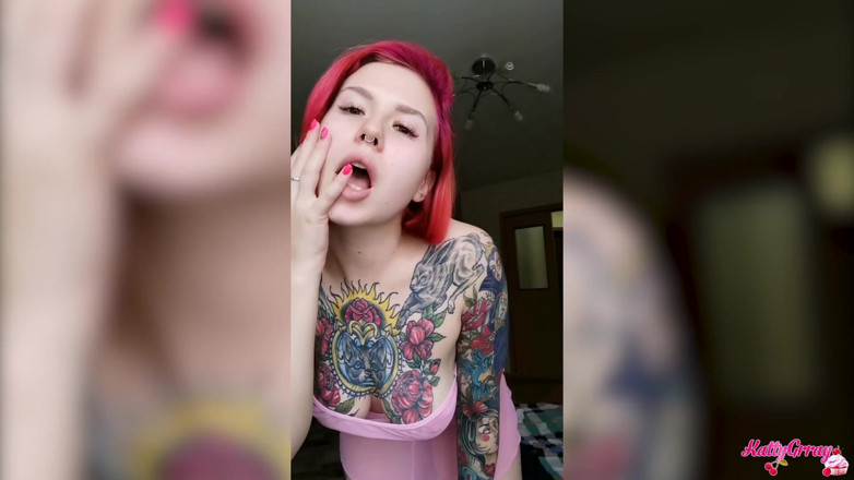 Katty Grray: Tattooed minx masturbates pussy and fucks herself with glass dildo
