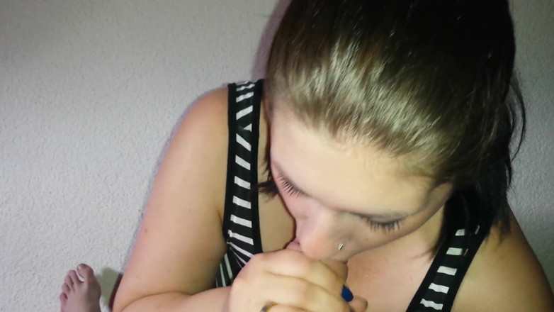 Caralia Deluxe: Fumando una ciggar y dando una mamada caliente
