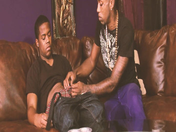 SEXUAL SIN GAY: Ev zenci adamlar sahne-2 kaslı zenci arkadaşlar birbirlerinin götlerini sikiyor