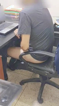 La mia collega voleva andare a fare festa ma solo io posso scoparla