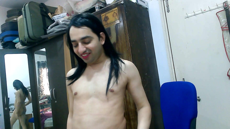 Cute & Nude Crossdresser: Sexy sissy crossdresser femboy sweet lollipop zkouší strunové bikiny.