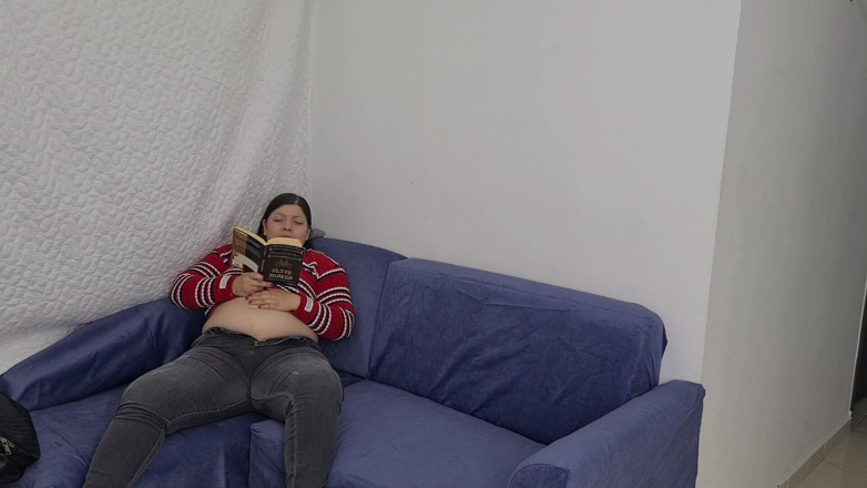 Alice H: Lendo um livro, fetiche por barriga