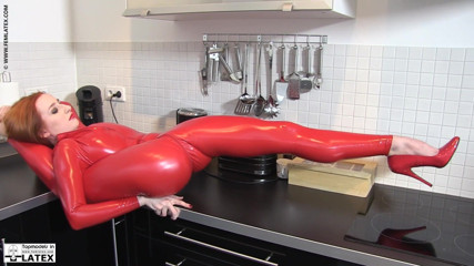 Fem Latex: Sıkı kırmızı lateks kostümlü Ketrin