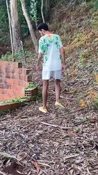 Magra con un grosso cazzo mangia uno sconosciuto nel bosco