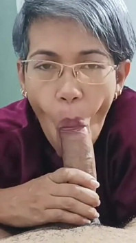 Ich masturbiere und meine stiefmutter hilft mir bei gutem oralsex