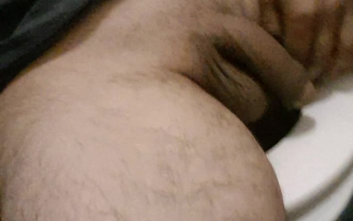 A large Portuguese dick: Masturberen op het toilet