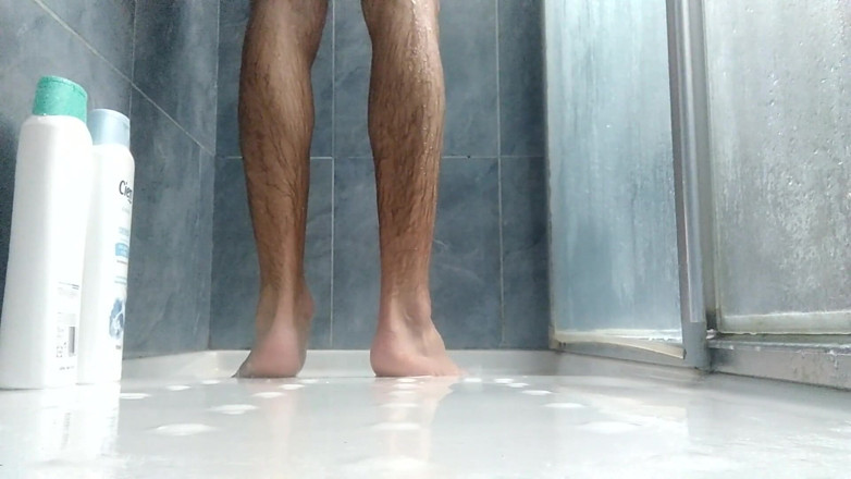 Elvissc: Kamu mau crot di kakiku? Mandi bareng spermamu dong! Cewek...