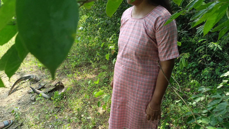 Apple baby: Mundurowa studentka na zewnątrz