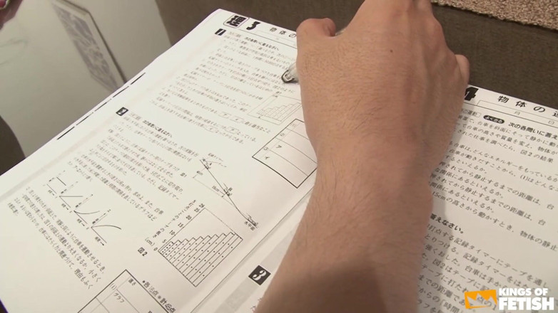Pure Japanese adult video ( JAV): Une prof japonaise se fait lécher la chatte poilue et...