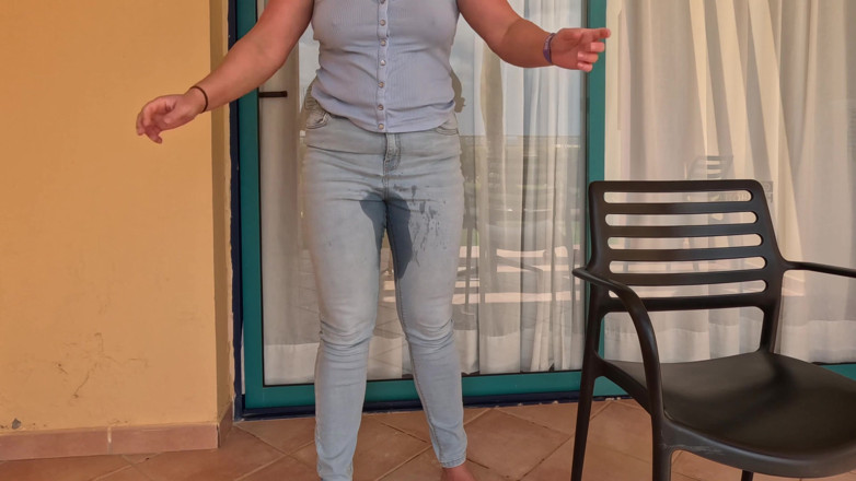 Emma Voyeur: Varanda Cheia De Sacada - Jeans Trancados E Molhando