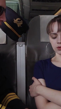 Nádherná Cortney Weiss si vydělává křídla v excentrickém rozhovoru pilota Ray Adler