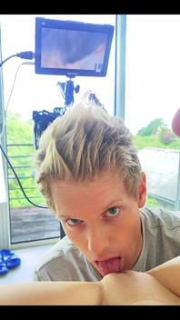 V zákulisí sexuálního koučování natáčení, když potřebuji dostat Nicole klitoris velký, abych to ukázala na kurz anatomie