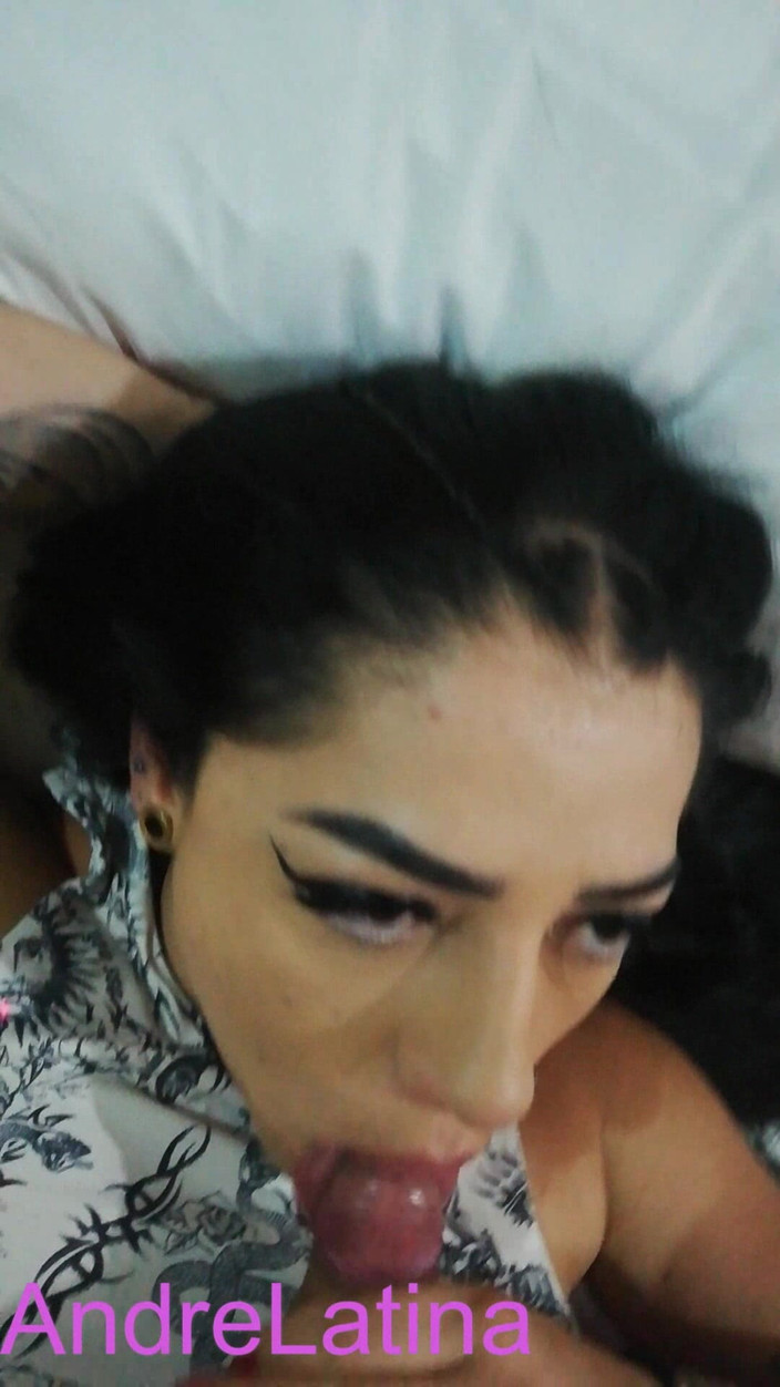 Gatita latina: 彼女はチンポをしゃぶるのが好きです