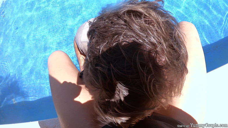 Yummy Couple: Baise-moi dans la piscine et arrose ma chatte gonflée