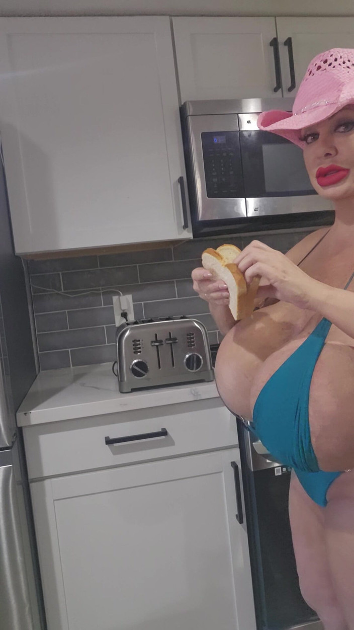 Claudia Marie: Une GROSSE GILF à faux nichons dans la cuisine
