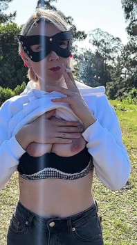 Je fume, je me promène sans culotte et je montre ma chatte.