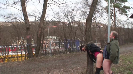 Erotic Pleasure: O tipă brunetă este futută de un tip mai în vârstă în...