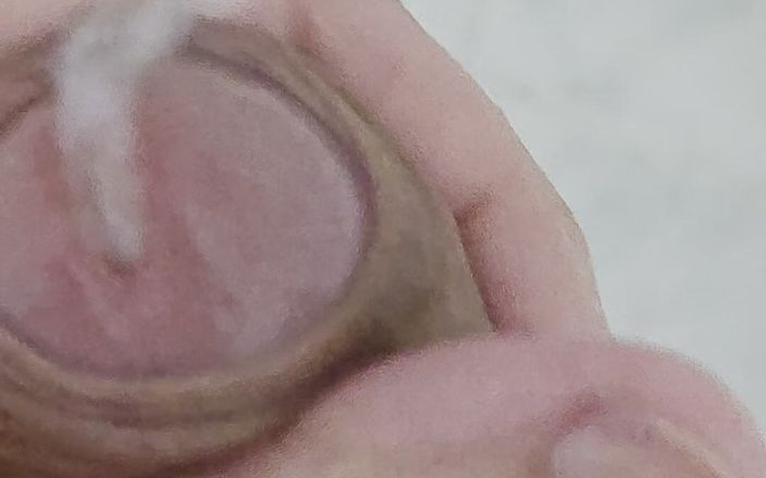 Lkdick8: Mi sono segato alla doccia della palestra