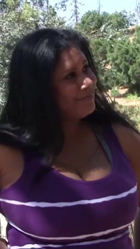 Curvy brud Delilah får en enorm kuk som passar perfekt i hennes våta och kåta fitta