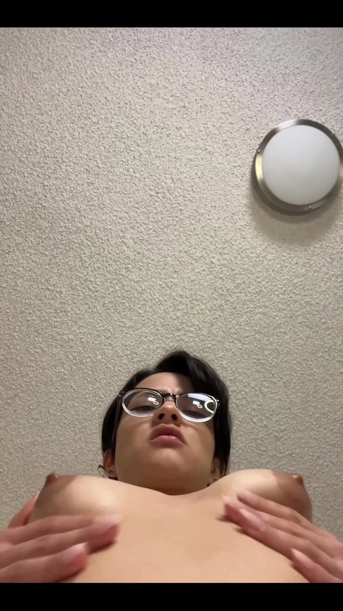 Cherry blosm: 젖탱이를 가지고 노는 젖꼭지와