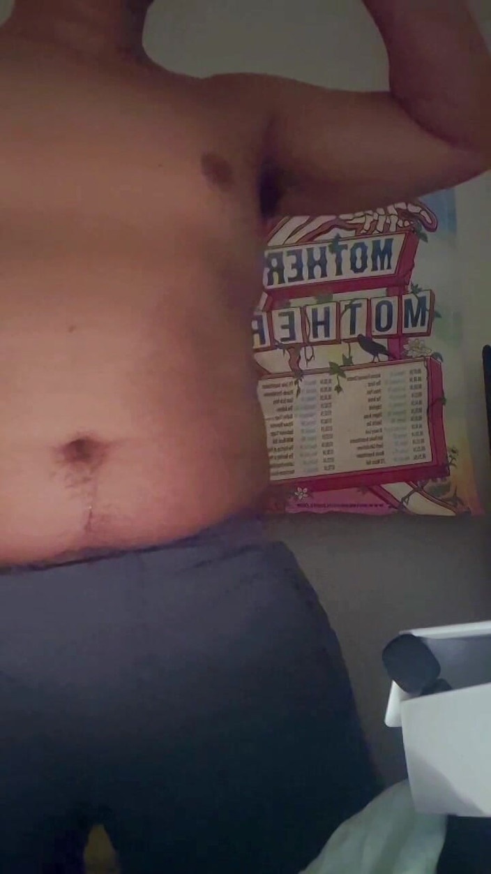 NakyJoss: お腹の大きな音やゴロゴロという音を聞こうとしている