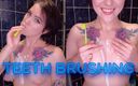Stacy Moon: Mycie zębów topless