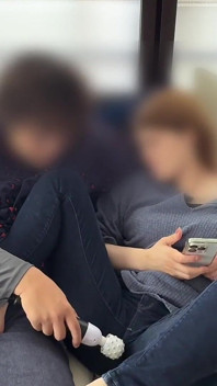 Wanita berkahwin diseksa dengan vibrator di sofa
