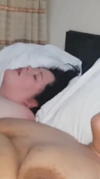 2男1男3P，她一边吮吸我的乳头一边抚摸我的阴蒂，一边舔我的阴蒂