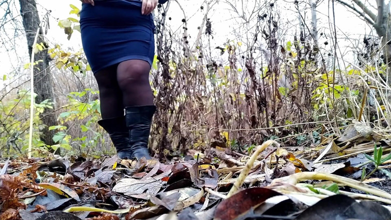 OurFetishLife: 이브닝 드레스는 성인 소변을 보는 데 방해가 되지 않습니다