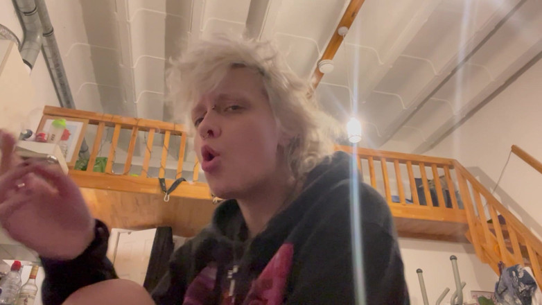Glitterqueen1999: Menina gótica sem maquiagem fumando um cigarro