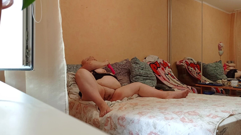 Zona901: Rondborstige buurvrouw met nat poesje masturbeert met speelgoed