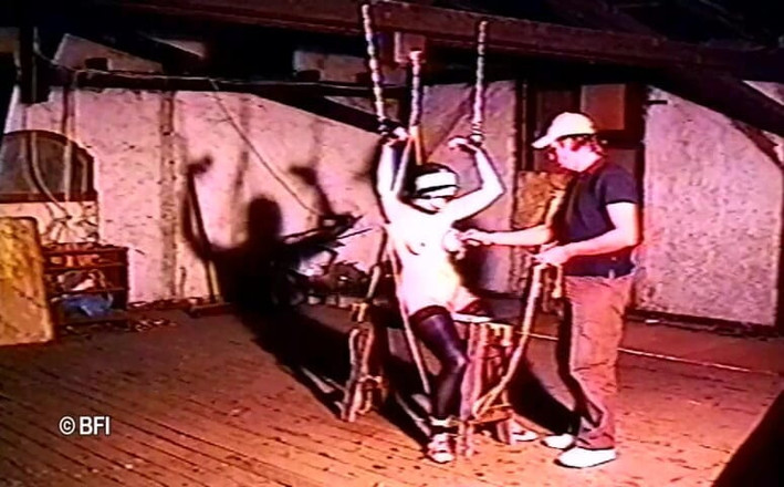 Slave Seks: Pedepsire în garaj