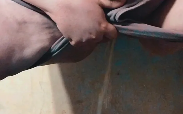 Raven Starlight: BBW Takes a Large Piss on the Bed