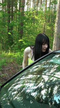 My18teens - sexy brünette hat im auto einen dildo gefunden und sich gefickt