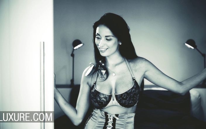 Luxure: Orgía y sexo anal con hermosas chicas