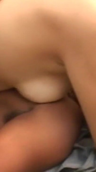 Brünettes mädchen ist sehr transgressiv und liebt interracial sex und doppelpenetration