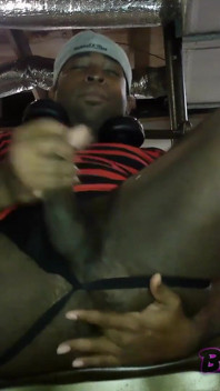 Cowok gamer impian ngocok kontol besar sambil fingering lubang sempitnya
